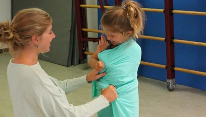 Oefening met de MOVE stretchdoek voor hoogsensitieve en prikkelgevoelige kinderen.